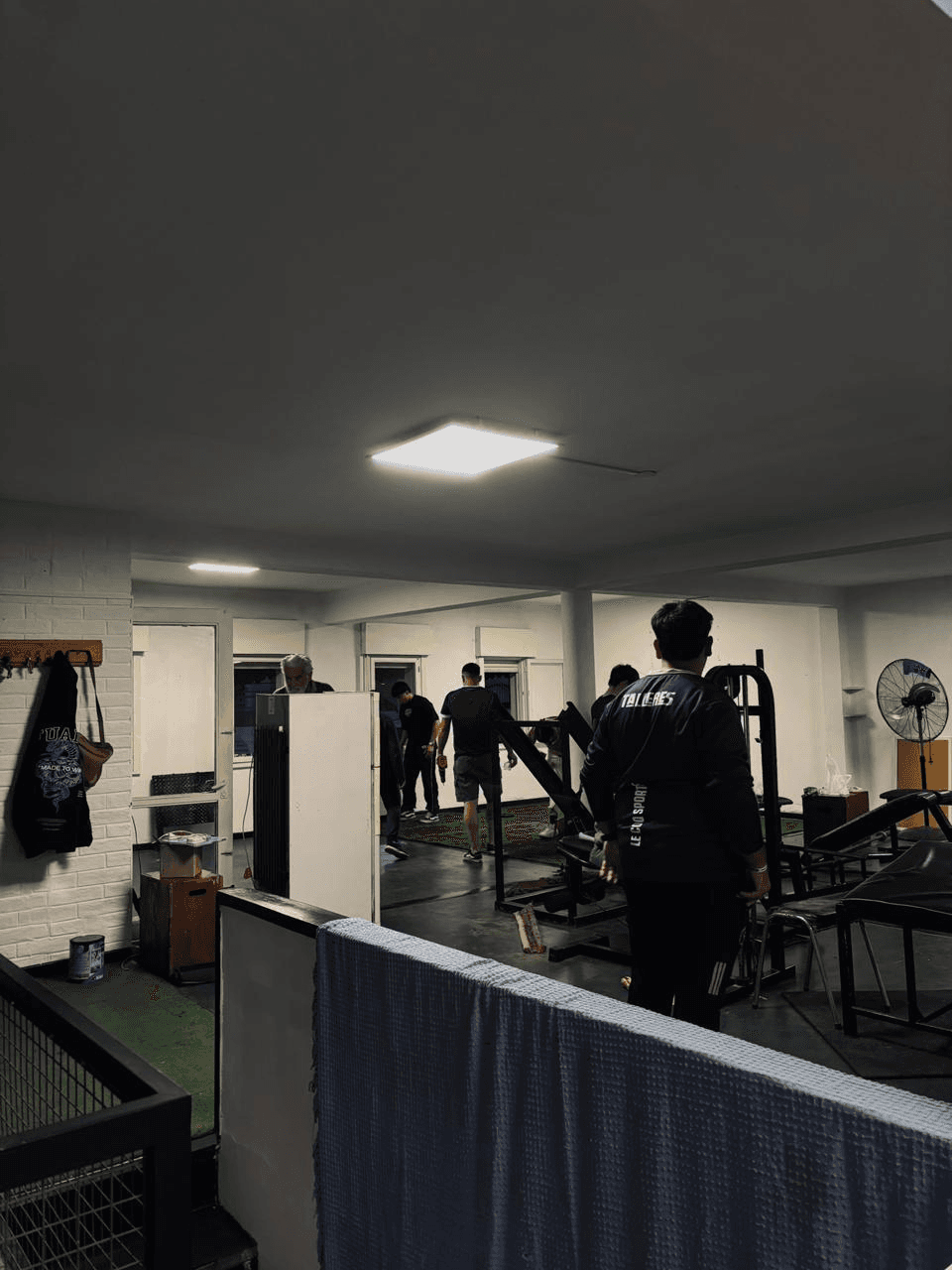Profesores armando el gimnasio de Action Sport